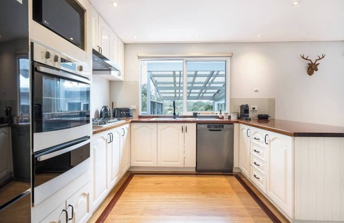 Rosebud House | Warrain Retreat A Spacious Beachside Lifestyle