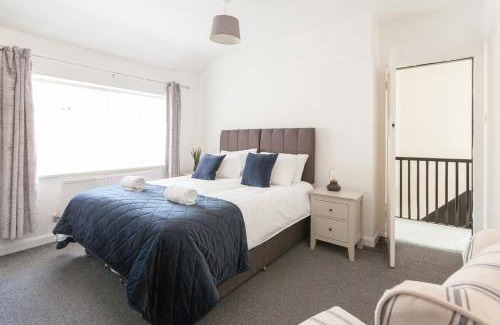 Warrington House | Warrington House, driveway parking & WiFi!
