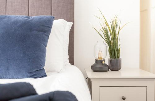 Warrington House | Warrington House, driveway parking & WiFi!