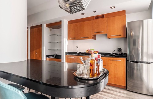 Downtown Montreal Apartment | Warwick Le Crystal - Montréal