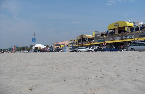 Wasaga Beach Cottage | Wasaga Beach walk to main end Free Parking Free Wifi
