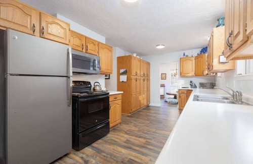Cottonwood Heights House | Wasatch Cottage-HotTub, PoolTable, Skier`s Dream!