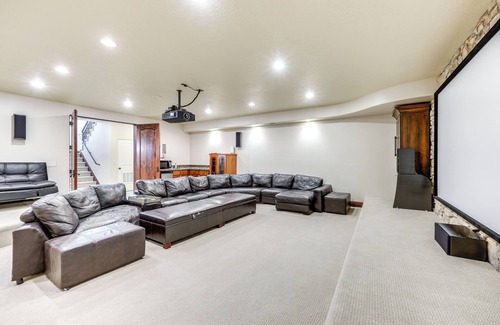Green Springs Villa | Washington Villa 1 Mi to Golf: Great for Groups!
