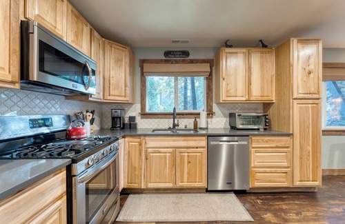 Sunnyside House | Washoe Way by AvantStay | Luxury Tahoe Retreat | A+ Location w/Beach Access