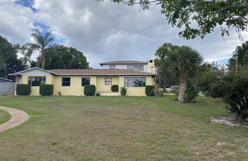 Minneola House | Watch Florida sunsets from the covered lakefront dock