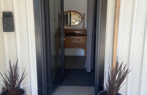 Nubeena Apartment | Watch the sunrise and set over the bay.nPeaceful, central & dog friendly.