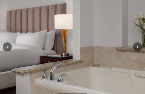 Las Vegas Resort | Watch the Vegas F1 race from your room or just step outside this gorgeous resort