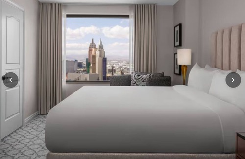 Las Vegas Resort | Watch the Vegas F1 race from your room or just step outside this gorgeous resort