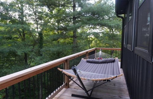 Campton Cabin | Watchtower + Private 3 BR Cabin + Hot Tub
