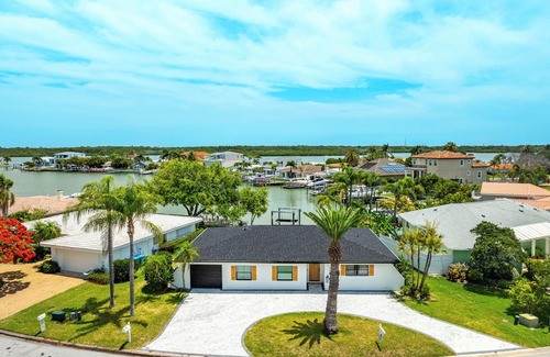 North Redington Beach House | WATER FRONT. Spacious 4-bedroom house in charming North Redington Beach with AC,