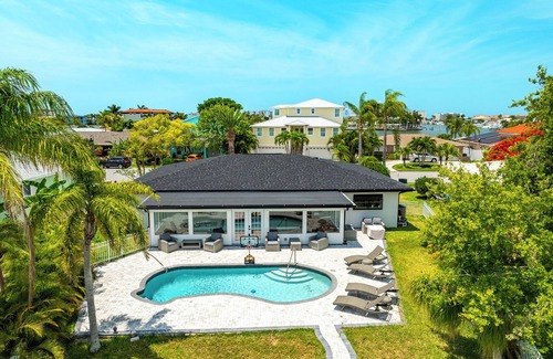 North Redington Beach House | WATER FRONT. Spacious 4-bedroom house in charming North Redington Beach with AC,