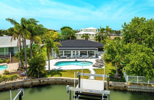 North Redington Beach House | WATER FRONT. Spacious 4-bedroom house in charming North Redington Beach with AC,
