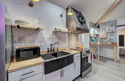 Medicine Park Cabin | WATER FRONT-HOT TUB- WALKING DISTANCE to main strip. Cobblestone Retreat
