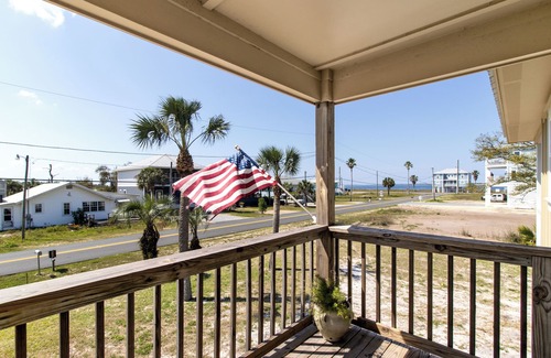Port St. Joe House | "Water of Life" offers panoramic views, steps to the beach, screened-in porch, pet-friendly!