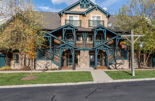 Vernon Condo | Water Park (Next Door) Pool Hot Tubs Mtn Creek Wineries #07-11M