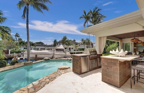 Bel Air House | Water's Edge-Luxury house - 5 bedrooms - walk to beach - Heated pool - Boat Dock
