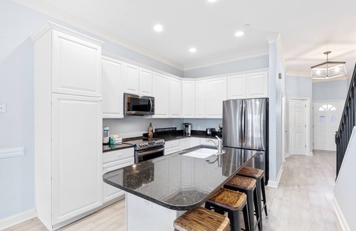 Waters Edge House | Water's Edge 115 - Folly Kai - Charming Riverside Home - Pool & Fishing Dock