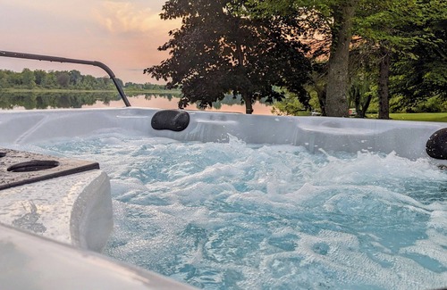 Fremont House | Water's Edge - hot tub - pet friendly