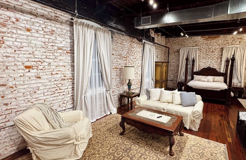 Sunshine Apartment | Water Tower at the Kinberger~Elegant studio in Downtown District of Plaquemine