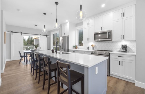 Harrison Hot Springs Condo | Water View - Brand New Harrison 2BR + Den