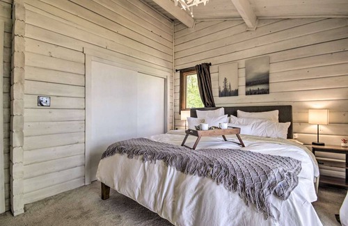 Elkton House | Water-view cabin on 13 acres with private hot tub & kayaks - dog-friendly