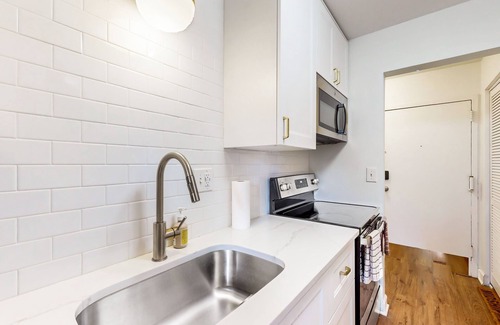 Eastport Condo | Water-view condo with rooftop pool & balcony - minutes from downtown