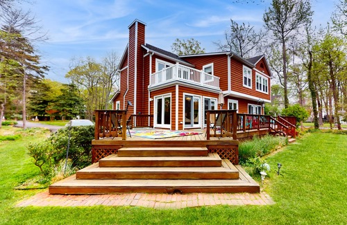 Arundel on the Bay House | Water-view escape with WFH desk & entertainer's deck - dog-friendly