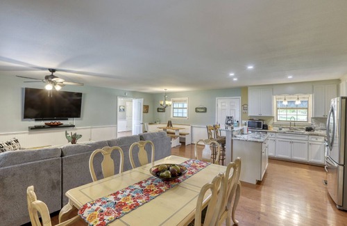 Donalsonville House | Water view,just at ten feet from backyard,kids can fish from the dock,bar&grill.