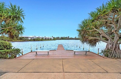 Carrara Apartment | Water View Modern Three-level Townhouse in Carrara