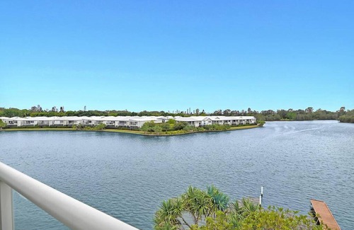 Carrara Apartment | Water View Modern Three-level Townhouse in Carrara