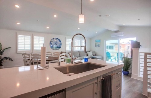 Central Mission Beach House | Water View Penthouse just 1 House to Bay!
