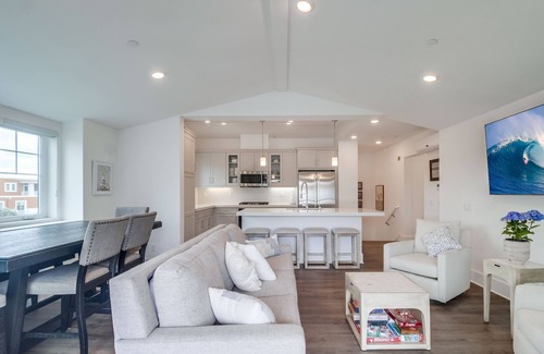 Central Mission Beach House | Water View Penthouse just 1 House to Bay!