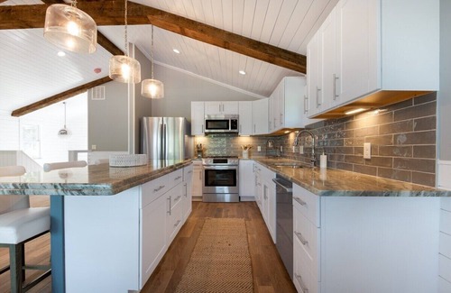Williams Bay House | Water Views |Accross the Street from Beach & Pier 29 |Unique & Newly Renovated |Lake Life Villa