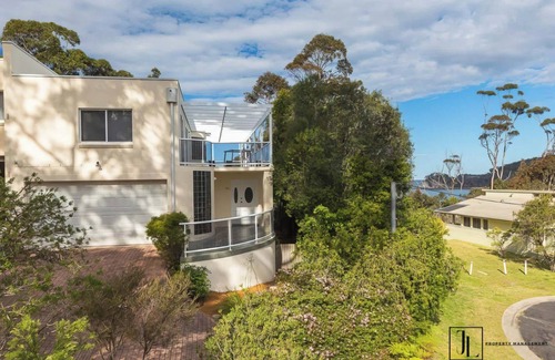 Denhams Beach House | Water Views, Wi-Fi & Beach | Grand Entertainer