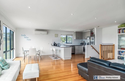 Ventnor House | Water views150m from safe beach, 2 STORY holiday house in Ventnor free WIFI