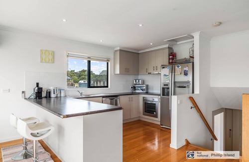 Ventnor House | Water views150m from safe beach, 2 STORY holiday house in Ventnor free WIFI