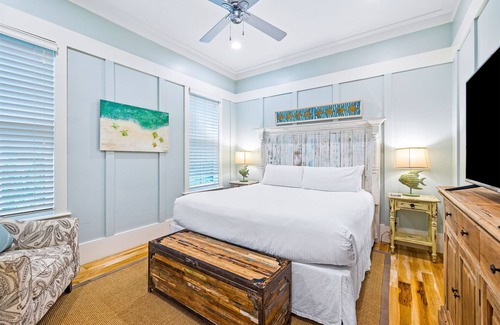 Forest District House | WaterColor with Golf Cart, BIG Private Pool, 5 Bikes! Great Outdoor Space!