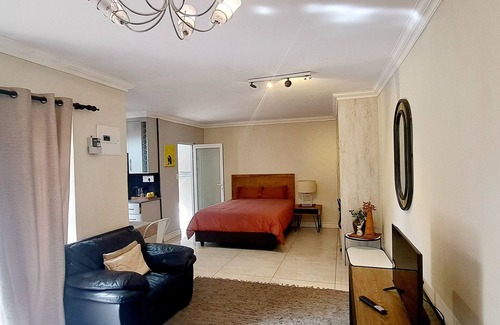 Greater Johannesburg Metropolitan Area Cabin | Waterfall City Guest Lodge - Deluxe King Pool Unit