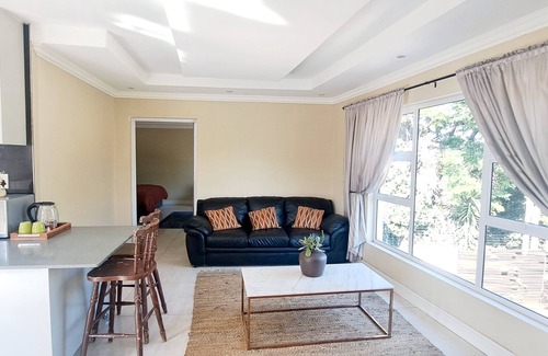 Greater Johannesburg Metropolitan Area Cabin | Waterfall City Guest Lodge - Presidential Suite