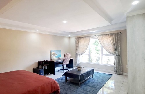 Greater Johannesburg Metropolitan Area Cabin | Waterfall City Guest Lodge - Presidential Suite