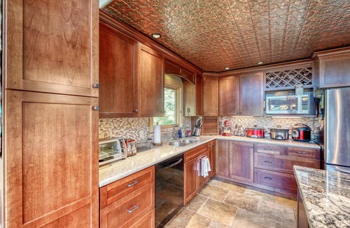 Leadville House | Waterfall Haven-HOT TUB! Minutes to Ski Cooper and Copper Mountain!