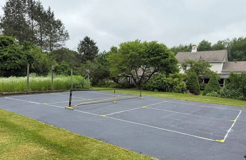 Bristol Hills House | Waterfall Retreat: Hot Tub, Pickleball, Fire Pits