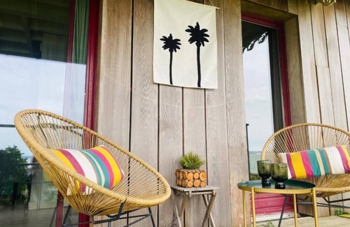 Cricqueboeuf House | Waterfowl with their feet in the water