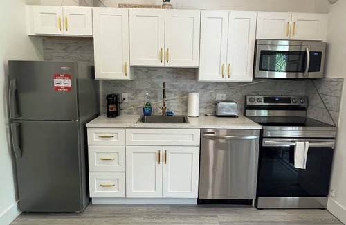 Riverside Park Apartment | Waterfront 1 bedroom unit with free parking
