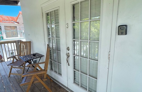 Riverside Park Apartment | Waterfront 1 bedroom unit with free parking