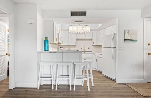 Pinellas Point Condo | WATERFRONT 1BD/1BA Sanctuary Suite 5 MINS to DOWNTOWN LIVE MUSIC & BEACHES!