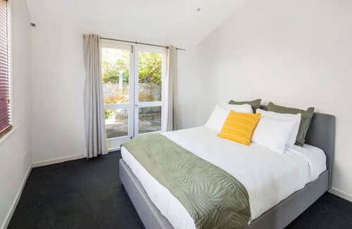 Wellington House | Waterfront 2-bed cottage, Karaka Bays