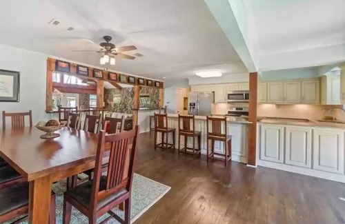 Gun Barrel City House | Waterfront, 2 mins to town, amazing patio, fire pit & more