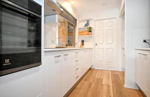 Warana Apartment | Waterfront 3 B/Room, 6 Guests - Light, Relaxed ZC7