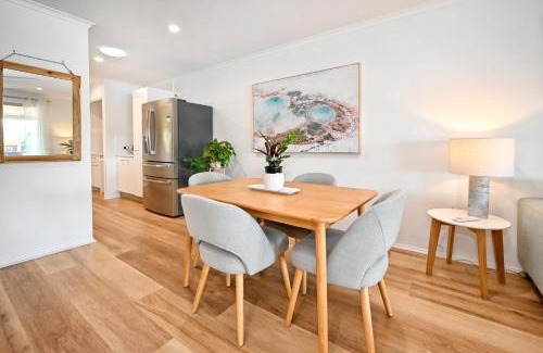 Warana Apartment | Waterfront 3 B/Room, 6 Guests - Light, Relaxed ZC7